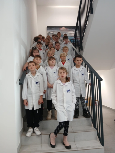 Naukowa przygoda uczniów klas 2 i 3 w Instytucie Rozrodu Zwierząt i Badań Ży