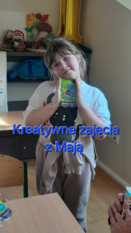 KREATYWNE ZAJĘCIA Z MAJĄ – BAJKOWE BRELOCZKI PEŁNE BLASKU