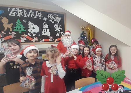 DRUGOKLASIŚCI POZDRAWIAJĄ W MIKOŁAJKOWYM NASTROJU