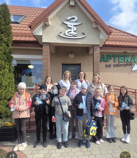 Mała wycieczka, wielkie doświadczenia - DRUGOKLASIŚCI ODKRYWAJĄ TAJNIKI APTEKI