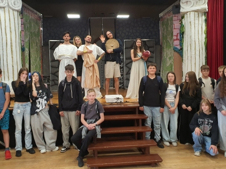 Klasy 6-8 na sztuce teatralnej 