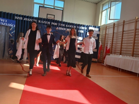 „Dziś jeszcze razem pod tym samym niebem” - uroczyste pożegnanie absolwentów naszej szkoły