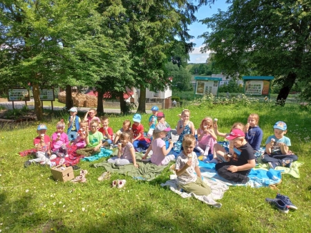 Piknik przedszkolaków w ogrodzie przyszkolnym